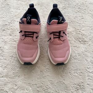 On CloudKids Pink Mesh Hook-and-Loop Sneakers with Navy Trim